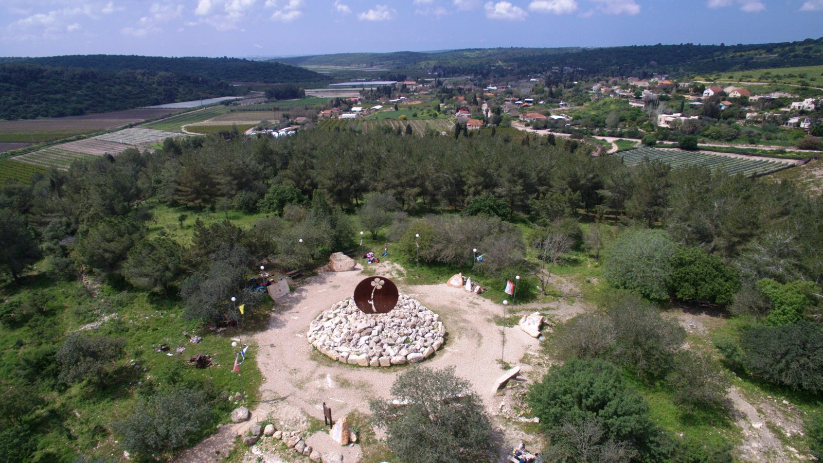 ההר העגול ומושב עמיקם ברקע
